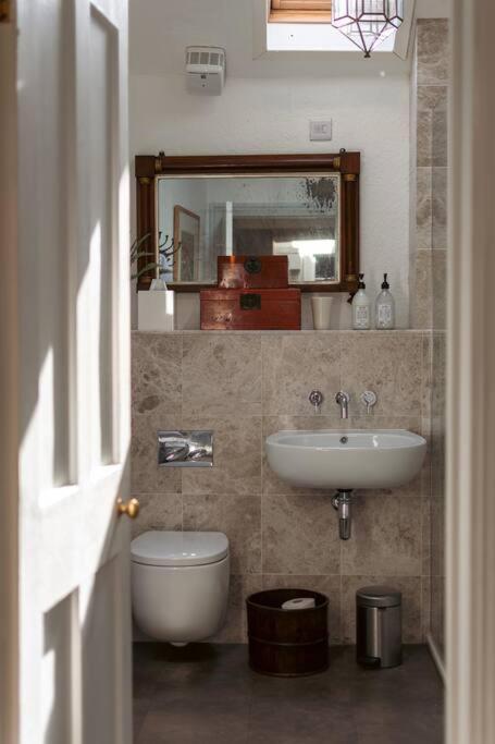 Sarah'S - A Townhouse Apartment In Georgian Holt Holt  Exteriör bild