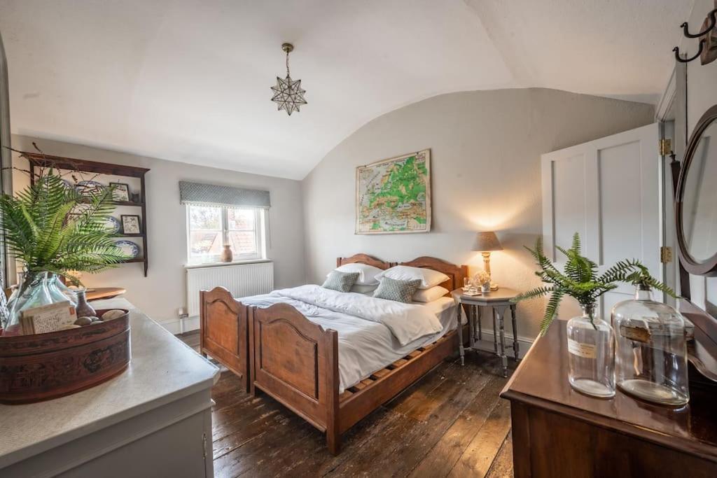 Sarah'S - A Townhouse Apartment In Georgian Holt Holt  Exteriör bild